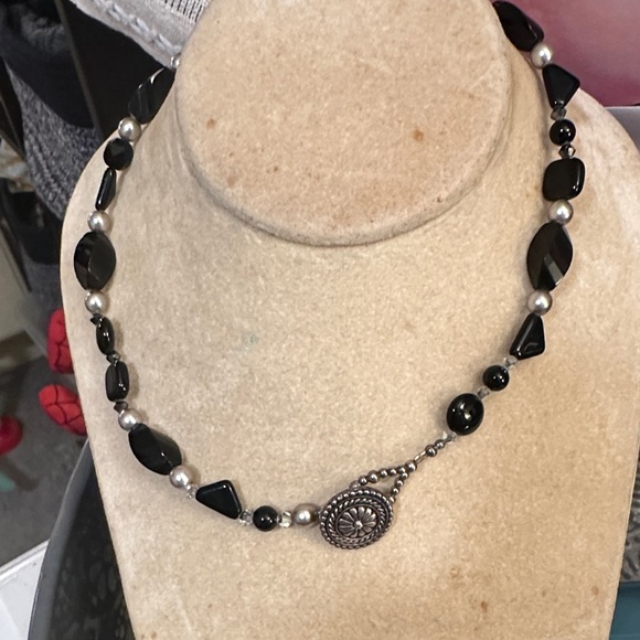 Elegant Black onyx and pearl Beaded Necklace - Picture 2 of 4